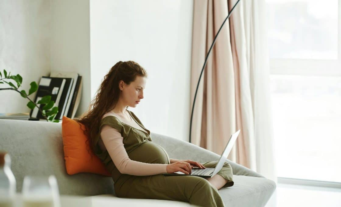 « Enceinte pendant ses études : des aménagements et des solutions existent pour continuer sans s’épuiser. »